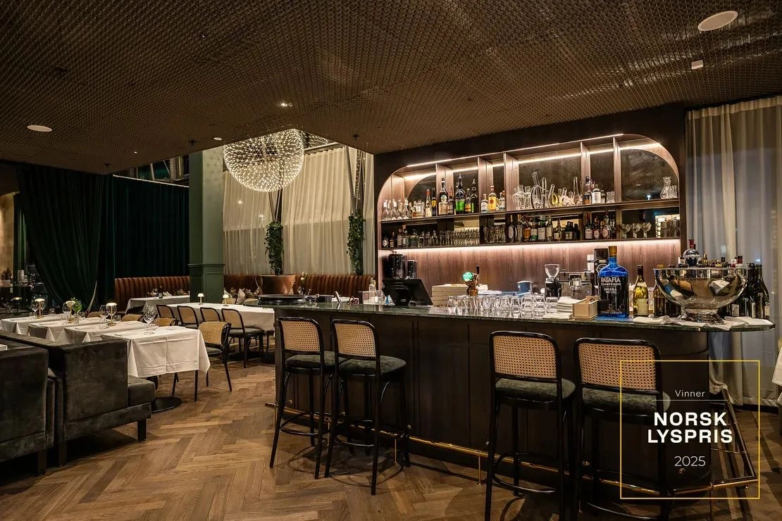 Photo of the completed Cru bar at SIXA — the same bar seen from the same angle as the rendering. Photo: Tomasz Majewski.